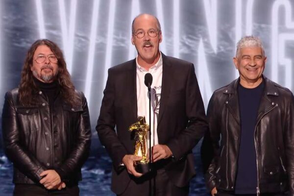 Nirvana receive award at VMA 2026